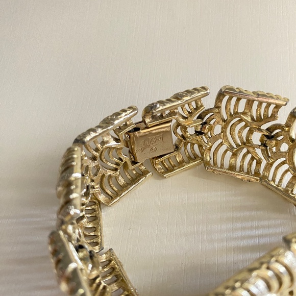 Vtg CORO Pegasus Fan-Like Linked Gold Tone Chunky Wide Bangle Bracelet - Picture 4 of 10